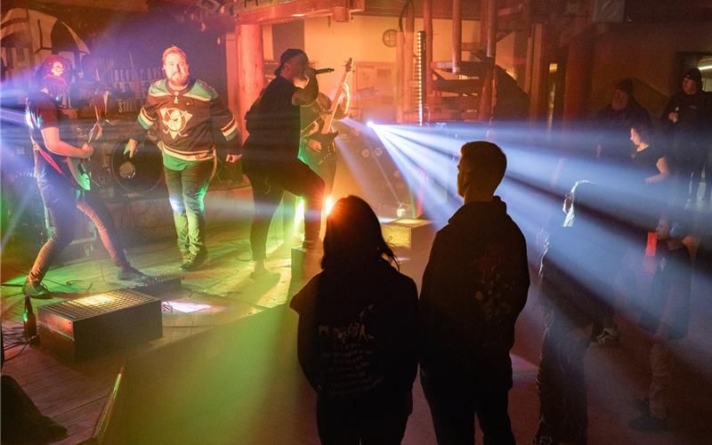 Die Bands heizten den Besuchern im Jugendhaus ein. GB-Foto: Vecsey