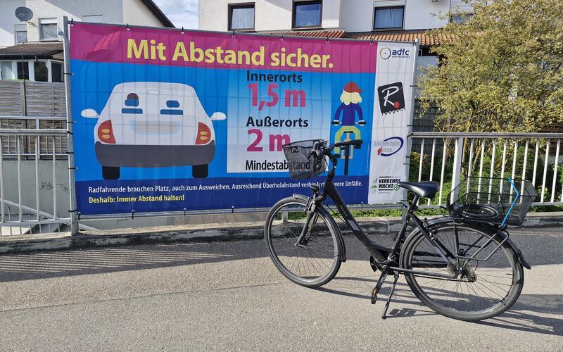 Die Banner „Mit Abstand sicher“ werden an wichtigen Verkehrsstraßen in Herrenberg aufgestellt.GB-Fotos: Stadt Herrenberg