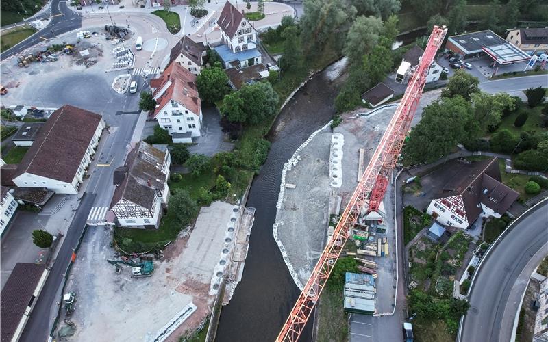 Die Bauarbeiten schreiten voran. An dieser Stelle war bis vor wenigen Wochen noch die Nagoldbrücke, der Ersatzneubau soll bis Ende nächsten Jahres stehen. GB-Foto: Schmidt