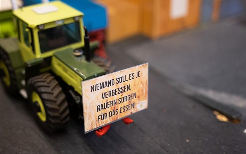 Die Bauern-Proteste haben mittlerweile auch schon die Miniatur-Traktoren erreicht wie hier bei einer Fahrzeugausstellung in Deckenpfronn. GB-Foto: Schmidt
