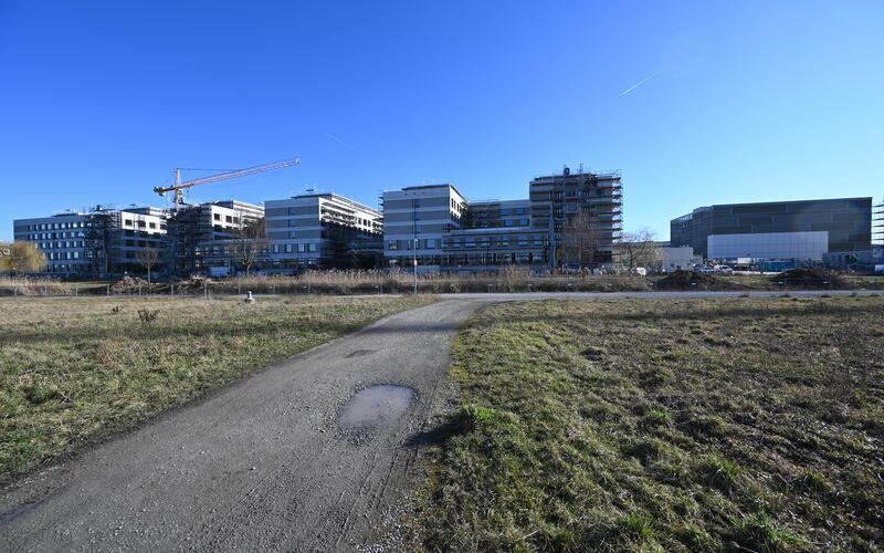 Die Baustelle der Flugfeldklinik von der Flugfeldallee aus: Das nahezu milliardenschwere Projekt zieht weiter Kreise.GB-Foto: Reichert
