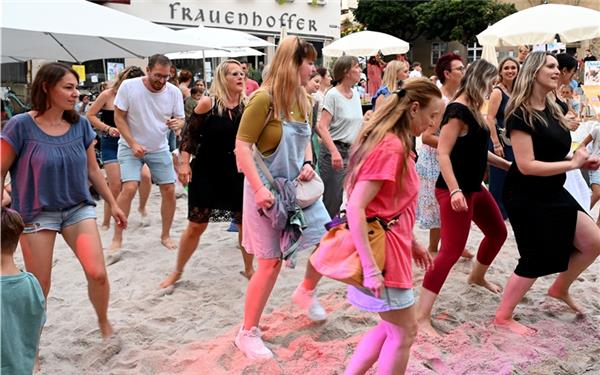 Die Beachparty beim StrandSommer bringt Partystimmung in die Stadt
