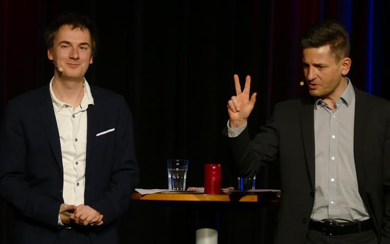 Die Berliner Distel präsentiert sich mit ihrem Programm im Mauerwerk „unfreiwillig komisch“. GB-Foto: gb