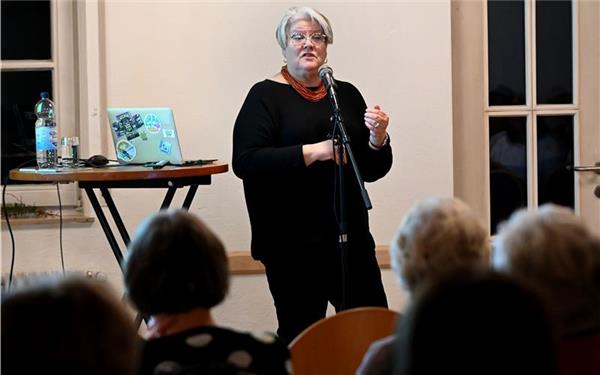 Die Besucherinnen sind schockiert von den Erlebnissen aus dem Hoffnungshaus, die Wilbirg Rossrucker im Gemeindehaus Mötzingen mit ihnen teilt.GB-Foto: Holom