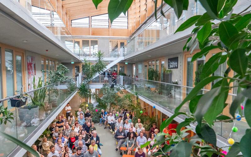 Die Bewohner im „StadtWerk“ hatten Grund zum Feiern. GB-Foto: Vecsey