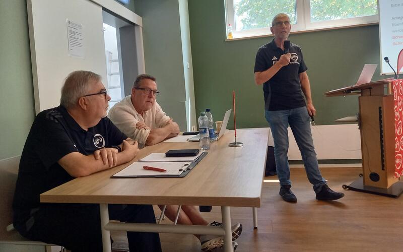 Die Bezirksfunktionäre Michael Spörer (von links), Michael Rathgeb und Ulrich Probst sprachen beim Staffeltag in Bernhausen Klartext. GB-Foto: gb