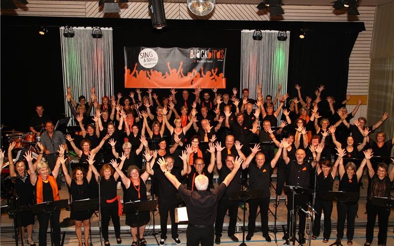 Ein halbes Jahrhundert Popgeschichte Die Blackbirds bei einem Sing-a-Song-Konzert 2018 und anno 2000 (kleines Bild) GB-Fotos: gb
