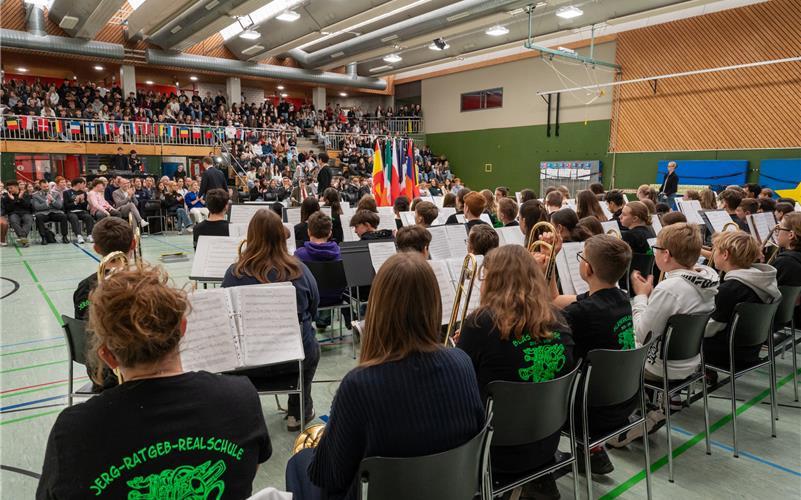 Die Bläserklasse der Jerg-Ratgeb-Realschule umrahmt den Tag klangvoll, hier in der Markweghalle. GB-Foto: Vecsey