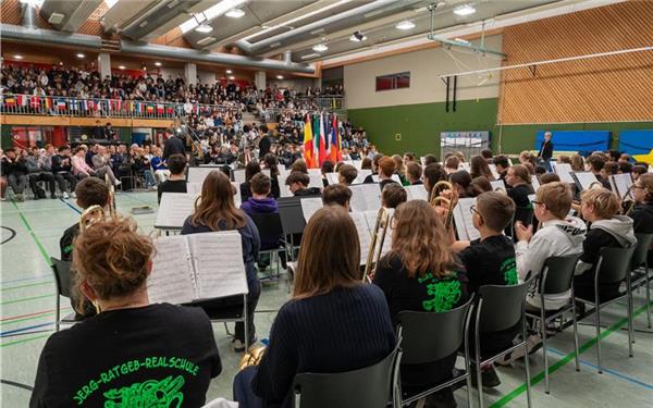 Die Bläserklasse der Jerg-Ratgeb-Realschule umrahmt den Tag klangvoll, hier in der Markweghalle. GB-Foto: Vecsey