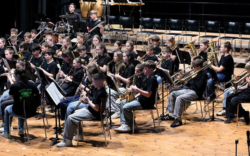 Die Bläserklassen begeisterten das Publikum in der Stadthalle. GB-Foto: Holom