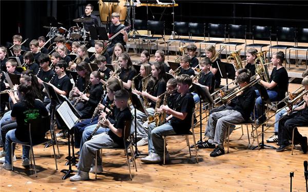 Die Bläserklassen begeisterten das Publikum in der Stadthalle. GB-Foto: Holom