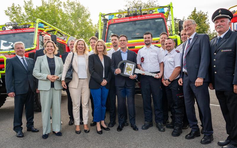 Die Böblinger/Gärtringer Delegation vor dem Waldlöschfahrzeug, das in Gärtringen stationiert ist. GB-Fotos: Vecsey