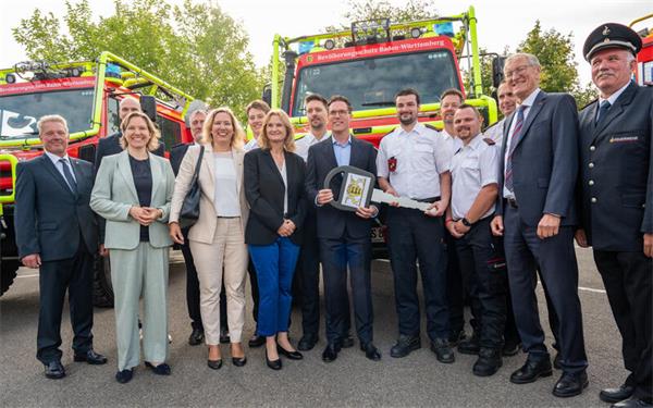 Die Böblinger/Gärtringer Delegation vor dem Waldlöschfahrzeug, das in Gärtringen stationiert ist. GB-Fotos: Vecsey
