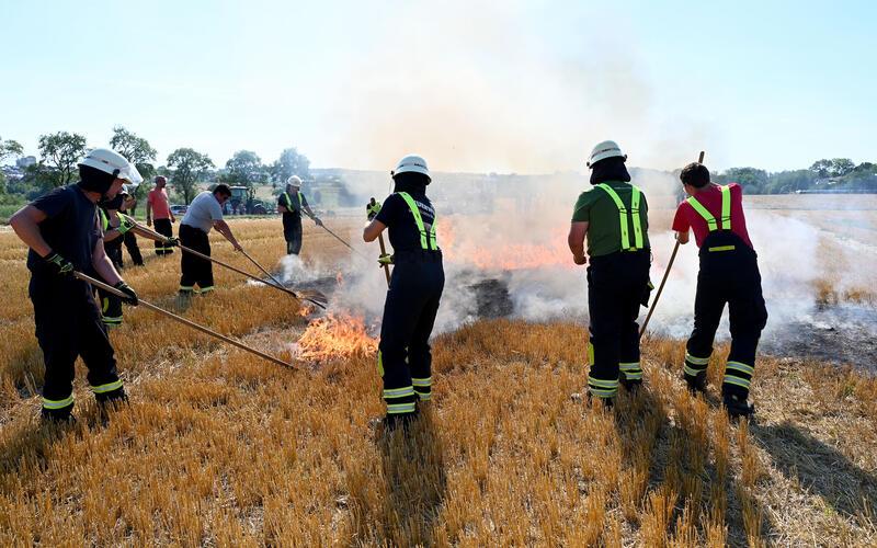 Die Bondorfer Feuerwehr trainierte am Samstag das Löschen eines Stoppelacker-Brandes am Weg Weildorf. GB-Foto: Holom