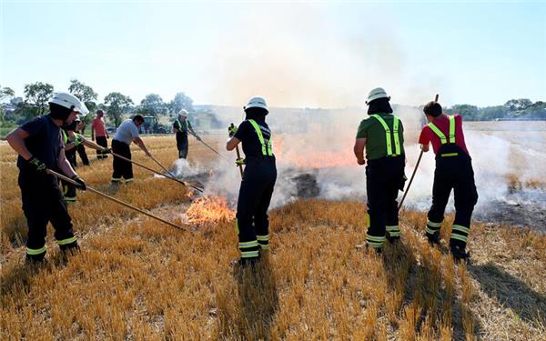 Die Bondorfer Feuerwehr trainierte am Samstag das Löschen eines Stoppelacker-Brandes am Weg Weildorf. GB-Foto: Holom