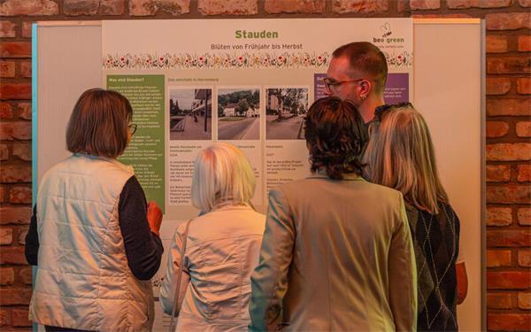 Die Bürger konnten sich an diversen Schautafeln informieren – beispielsweise über Stauden. GB-Foto: Nüßle