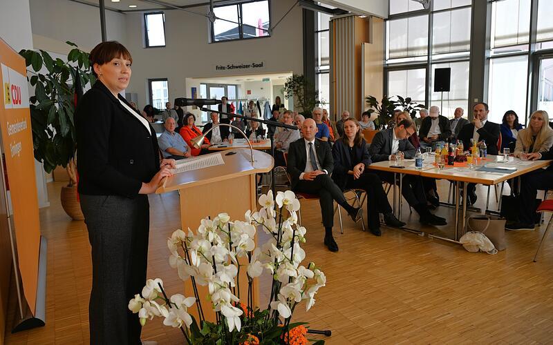 Die Chemnitzer Bundestagsabgeordnete Nora Seitz sprach als Gastrednerin in der Ehninger Begegnungsstätte vor rund 100 Teilnehmern an der 36. Feier des CDU-Kreisverbands zum Tag der Deutschen Einheit. GB-Foto: Reichert