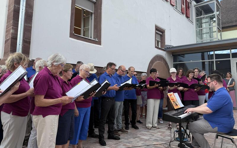 Die Chorgemeinschaft Gültingen/Holzbronn umrahmte die Einweihungsfeier für das sanierte Rathaus.GB-Foto: Priestersbach