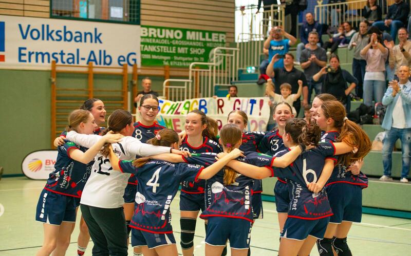 Die D-Jugend der SG H2Ku Herrenberg feiert nach dem Finale ausgelassen. GB-Foto: gb