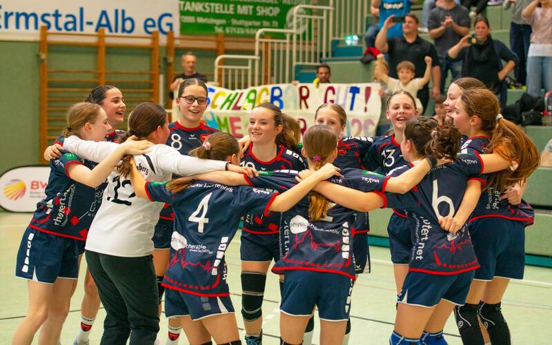 Die D-Jugend der SG H2Ku Herrenberg feiert nach dem Finale ausgelassen. GB-Foto: gb