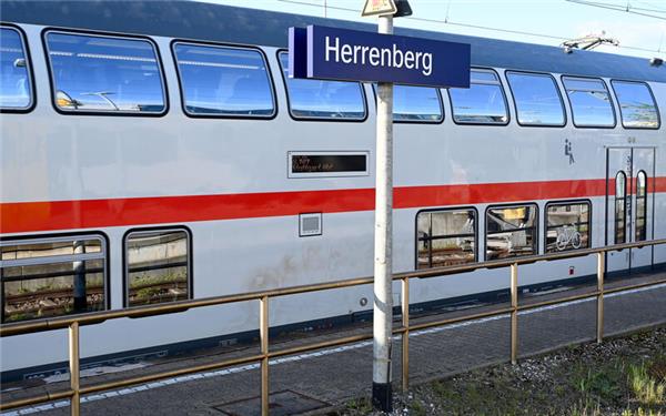 Die DB will die Strecke durch weniger Halte pünktlicher machen – Bahnhöfe wie Herrenberg drohen dadurch ihre IC-Anbindung zu verlieren. GB-Foto: Holom