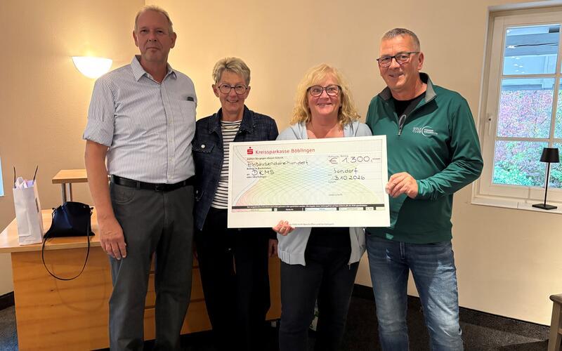 Die Damen- und Herrencaptains mit dem Spendenscheck an die DKMS. GB-Foto: Damengolf Bondorf Team