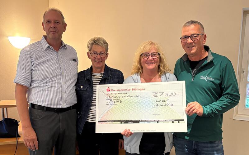 Die Damen- und Herrencaptains mit dem Spendenscheck an die DKMS. GB-Foto: Damengolf Bondorf Team