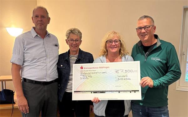 Die Damen- und Herrencaptains mit dem Spendenscheck an die DKMS. GB-Foto: Damengolf Bondorf Team