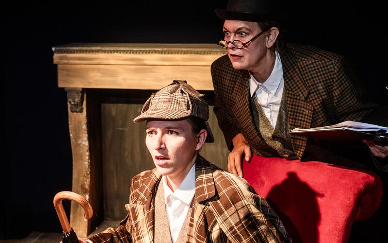 Die Darstellerinnen haben großes Vergnügen an ihren Figuren (von links): Johanna von Büchau als Sherlock Holmes und Sabine Bethge als Dr. Watson.GB-Foto: Schmidt