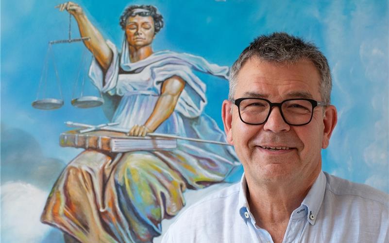 Die Darstellung der Justitia in der Rechtsanwaltskanzlei von Dr. Klaus Reimold in Herrenberg war eine Auftragsarbeit. Der Klarinettist der Stadtkapelle hat neben der Musik noch ein weiteres, sehr nützliches Hobby: Blut spenden. GB-Foto: Vecsey