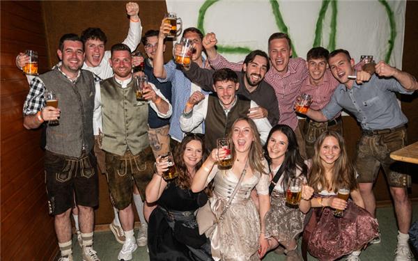 Die Deckenpfronner Fußballer haben auf der Wasenparty ihren Spaß. GB-Foto: Schmidt