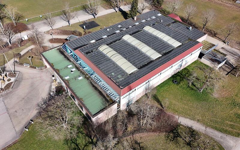 Die Deckenpfronner Gemeindehalle braucht ein neues Dach.GB-Foto: Holom