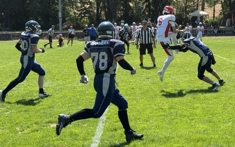 Die Defense der SG Herrenberg Raptors/Neckar Hammers (dunkle Trikots) stemmte sich bis zur Pause beim Stand von 5:14 noch gut gegen den favorisierten Gastgeber.GB-Foto: gb
