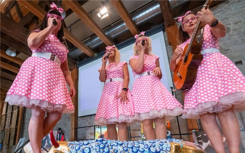 Die „Doo-Wop-Mädla“ traten in Petticoatkleidern auf. GB-Foto: Vecsey