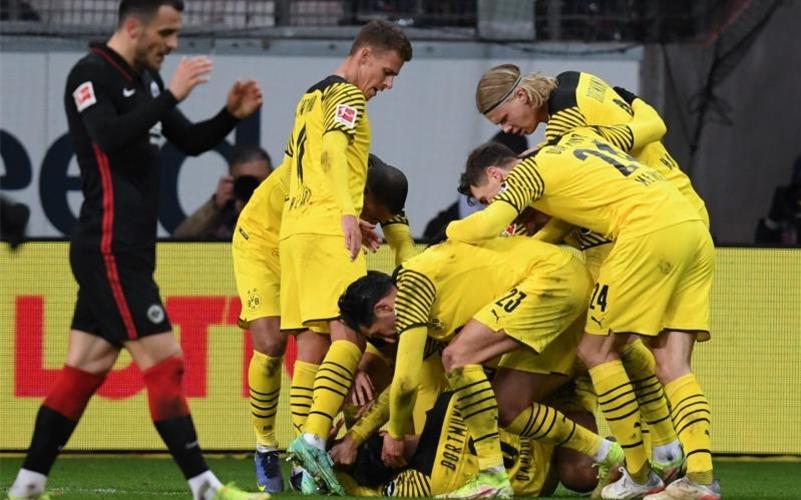 Die Dortmunder bejubeln das späte Siegtor. Foto: Arne Dedert/dpa