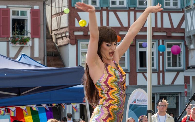Die Drag Show auf dem Marktplatz zog viele Zuschauer an.GB-Foto: Vecsey