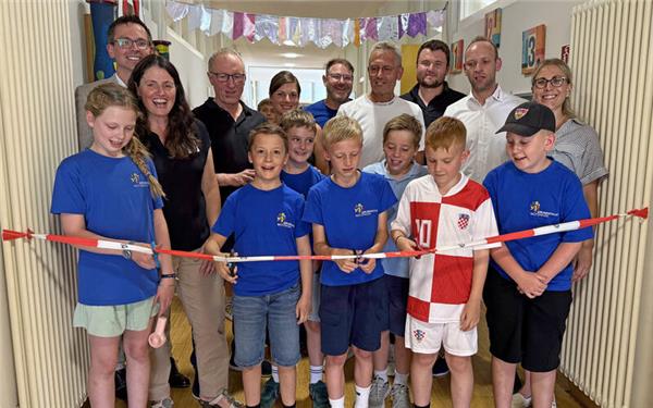 Die Drittklässler der Mötzinger Grundschule durchschneiden das offizielle Band für ihre neuen Klassenzimmer. GB-Foto: Priestersbach