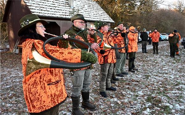 Die Drückjagd wird bei der Jagdhornbläserhütte abgeschlossen. GB-Foto: Holom