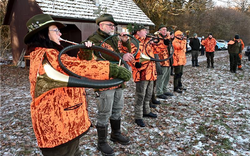 Die Drückjagd wird bei der Jagdhornbläserhütte abgeschlossen. GB-Foto: Holom