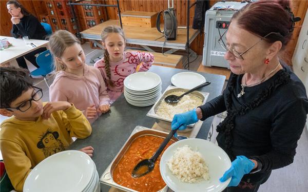 Die Einführung des Rechts auf Ganztagsbetreuung für Erst- bis Viertklässler steht bevor. Der Gemeinderat Deckenpfronn beschließt eine damit verbundene Gebührenanpassung. Nicht antasten will man zunächst auch die Essensgebühren, die momentan bei6,50 Euro pro Mahlzeit liegen. Hier werden gerade die Kinder der Kernzeitbetreuung versorgt.GB-Foto: Vecsey