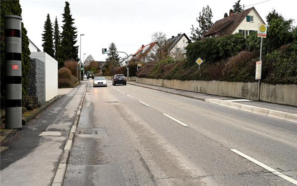 Die Einhaltung der neuen Geschwindigkeitsgrenze dürfte sich leicht kontrollieren lassen, der Blitzer ist schon da. Auch einen möglichen Schallschutz an der vorhandenen Betonwand anzubringen, diskutiert der Ortschaftsrat.GB-Foto: Holom
