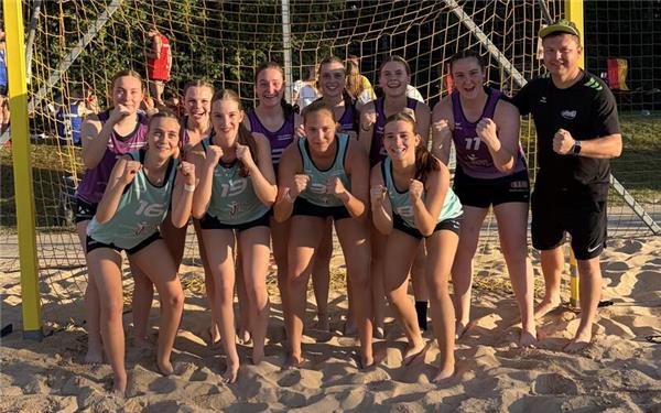 Die Elle Sandys spielten in Ismaning mit (hintere Reihe von links) Sophy Lide, Greta Gauss, Laura Kömmerling, Lisa Ziegler, Johanna Löffler, Anna Weingärtner, Trainer Denis Lide, (vorne von links) Kira Welte, Anne-Sophie Huber, Lissy Cramer, Milla Kress.GB-Foto: gb