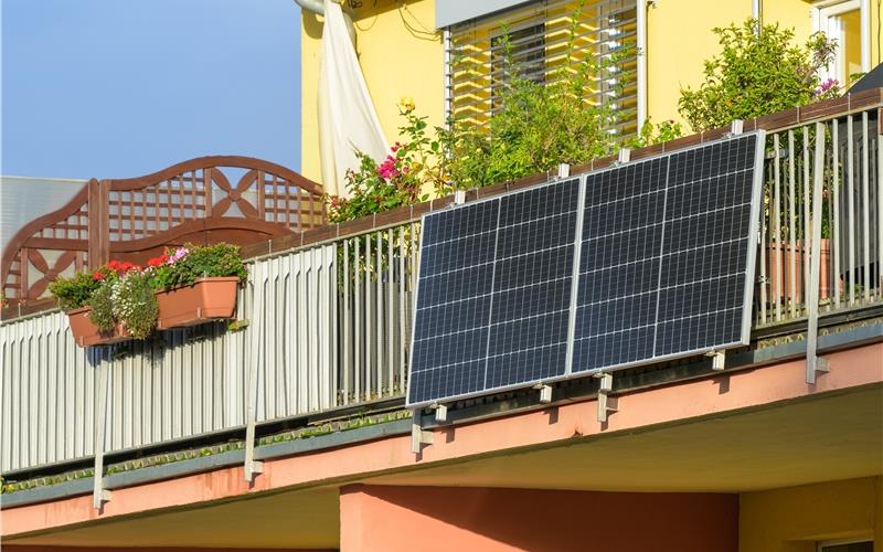 Die Energieagentur berät im Oktober im Rahmen der Energie- und Wärmewendewochen unter anderem zu Balkonkraftwerken. GB-Foto: Ronald Rampsch – stock.adobe.com