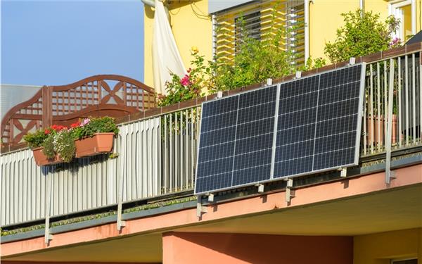 Die Energieagentur berät im Oktober im Rahmen der Energie- und Wärmewendewochen unter anderem zu Balkonkraftwerken. GB-Foto: Ronald Rampsch – stock.adobe.com