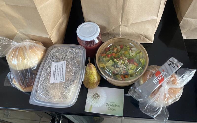 Die Essenstaschen der „Samstags-MAHL-Zeit“ enthalten ein gekochtes warmes Mittagessen, Salat, Obst, Gebäck und bisweilen kleine Zusatzgaben.GB-Foto