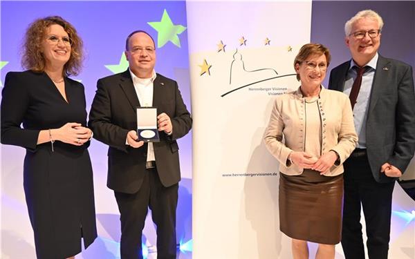 Die Europa-Abgeordnete Prof. Andrea Wechsler (links) und Laudatorin Sabine Kurtz zeichneten Steffen Straube-Kögler (rechts) und Meinhard Ober aus. GB-Foto: gb