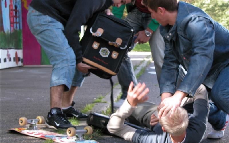 Immer mehr Kinder begehen Straftaten Die Fälle von Schulhofgewalt stiegen auf den höchsten Wert der vergangenen zehn Jahre. GB-Foto: Polizei-Beratung