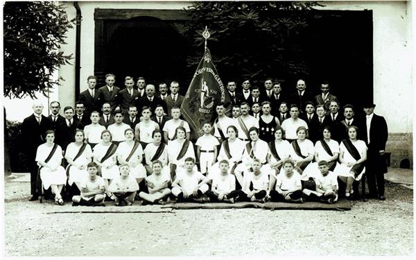 Die Fahnenweihe 1927 war eine wichtige Veranstaltung für den damals noch jungen TSV Gärtringen. GB-Foto: TSV Gärtringen