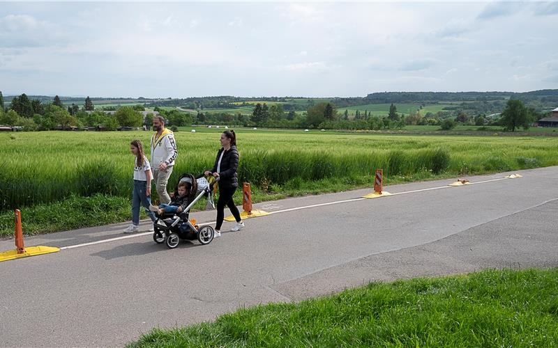 Die Familie Vasvateki geht gern im potenziellen Baugebiet Herrenberg-Süd spazieren – dort haben die Eheleute bereits als Kinder gespielt.GB-Foto: Schmidt