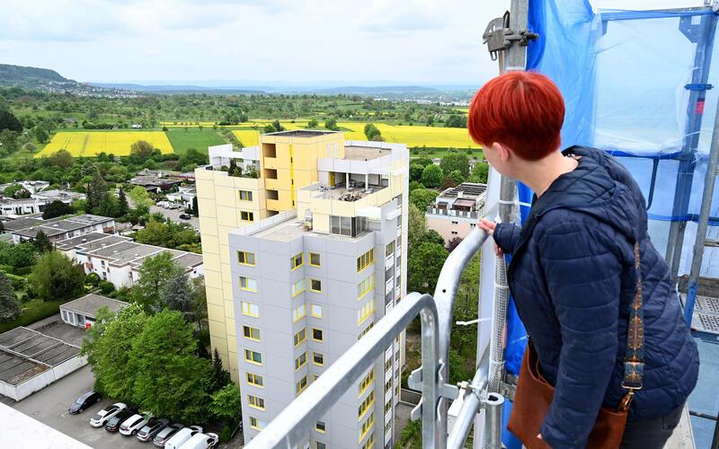 Die Fassade des gegenüberliegenden Gebäudes in der Beethovenstraße ist bereits saniert. Beim Baustellenrundgang haben die Eigentümer eine gute Aussicht darauf.